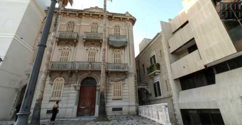 Bari, Palazzina Palmieri: l'eclettico edificio che d il benvenuto a chi passeggia sulla Muraglia